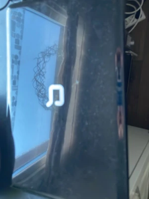 Compaq svart bärbar dator - Säljer en svart bärbar dator från Compaq med klassisk design. Tangentbordet är komplett med numerisk del och stor touchpad. Locket har en blank finish med Compaq-loggan i vitt. Perfekt för studier eller surf.