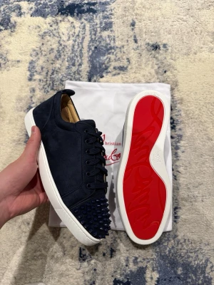 Mörkblå loubs med spikar - Säljer dessa helt nya mörkblå louboutins med spikar. Ingen box finns. Pris kan diskuteras vid snabb affär