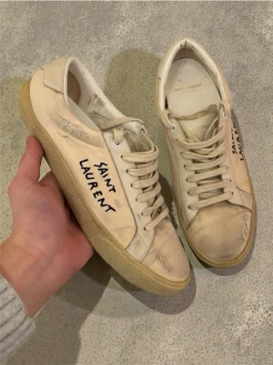 Saint Laurent skor - Saint Laurent skor | modell court classic | skick 9/10, nästan helt nya | storlek 42 | nypris 7200kr, mitt pris endast 2149! | inget OG | extremt sällsynta! | 