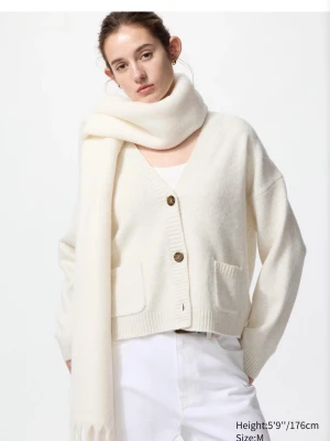 Vit kofta från uniqlo - Vit stickad kofta från uniqlo, köpt för 499 kr💕