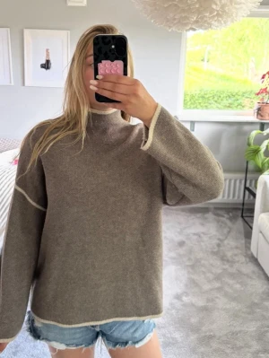 Zara polo tröja - Snygg men basic polo tröja från Zara. Jag har haft på mig den en gång annars är den helt orörd🩶