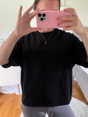 Mjuk T-shirt  - Så skön T-shirt med medellånga armar som är i ett mjukis ”sweatshirt” material och den är perfekt hemma eller att styla!🫶🏼