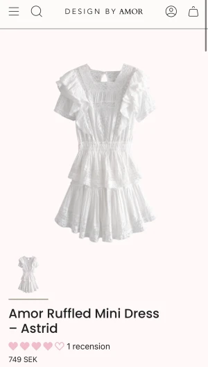 Vit ruffled kortklänning från Amor -  vit kortklänning från Design by Amor med volanger, spetsdetaljer och elastisk midja. Köpte här på plick men var något lång (till knäna) så sydde upp den hos sömmerska, använd en gång💕är 168 och är nu bra i längd, till låren
