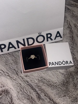 pandora ring storlek 48 - Snygg guldfärgad ring från Pandora köptes 4 juni och den passar ej och den är helt oanvänd, boxen och påsen kommer med 