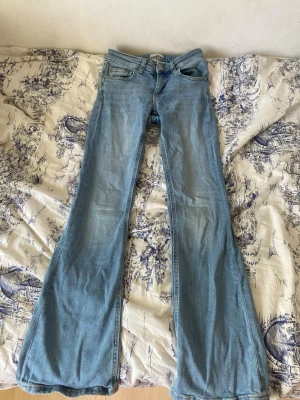 Ljusblå jeans - Säljer ett par ljusblå jeans från Lager 157. Lite slitna vid rumpan men inget man märker. Pris kan diskuteras!!