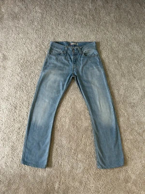 Ljusblåa Levis 512 Bootcut Jeans Storlek W31 L32 Vintage - Mycket fina Levis 512 Bootcut Jeans i blå färg. | Jeansen är i mycket bra skick och sparsamt använda. |  Äkta som allt annat jag säljer! ✅ |  Storlek: W31 L32 | Skick: Mycket Bra Skick -(SE SISTA BILD)| Färg: Blå | Märke: Levis | Modell: Jeans |   Hör gärna av dig vid frågor så svarar jag så fort jag kan! 😁 |  (SKU - ?)