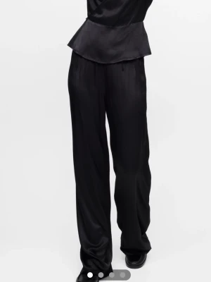 Svarta satin byxor   - Ett par raka satin byxor med midwaist. Dragsko i midjan på insidan. Skriv privat för egna bilder. Inköpta för 399kr.💕