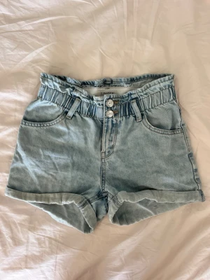 Jeanshorts - Jeansshorts från Lindex i storlek 134/8-9 år