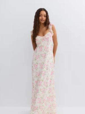 Blommig långklänning med volang - En maxi klänning från Gina tricot. Den har använts enbart två gånger. Nypris 400