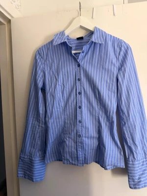 Skjorta - Shaped tie blouse från gina tricot som endast är använd ett fåtal gånger💕 Storlek 36 med justerbar midja🌸