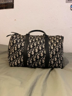 Boston bag  - Söt väska, saknas en flärp på en sidan