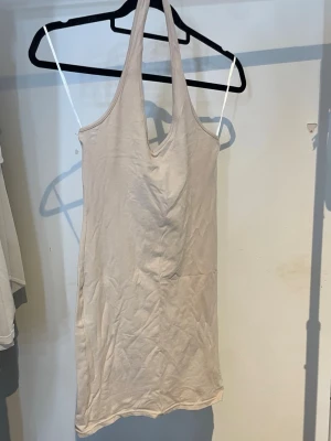 Beige klänning  - En ljusbeige klänning från H&M, storlek S.