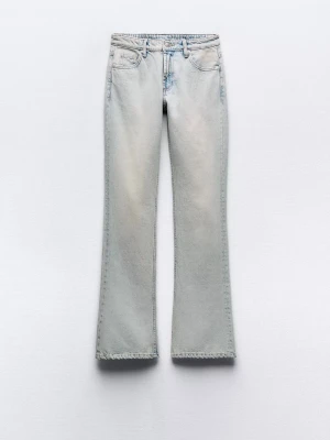 Ljusblå raka jeans med hög midja - Ljusblå jeans från Zara i storlek 32! Har endast använts en gång. De är ganska låga i midjan.