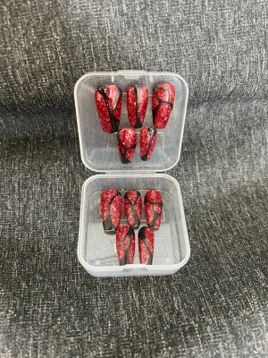 Press On Nails || Storlek M - Rött Glitter och glamour, svarta detaljer ovanpå, perfekt för dig med lite mer alternativ i smaken.. Ballerina nagel form. ♥️ Storlek M. Det du får med dig : * Fil och manikyr pinne * nagellim klistermärken * 2 lappar av rengöring för naglar.