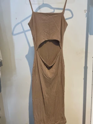 Beige klänning  - En beige klänning från Madeben, skulle passa XS/S.