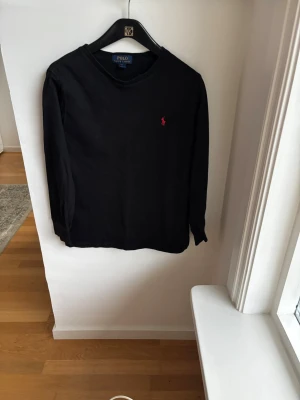 Svart långärmad tröja Polo Ralph Lauren - Klassisk svart Ralph Lauren tröja i st 10-12 år för 99kr. Nypris 750kr