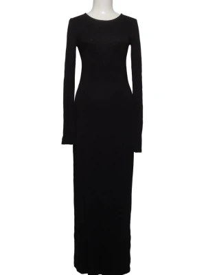 Svart långärmad långklänning - En stilren svart långklänning med långa ärmar och rund halsringning. Klänningen har en figurnära passform och är perfekt för dig som gillar en enkel men elegant look. Tillverkad i ett mjukt och stretchigt material som sitter snyggt på kroppen.