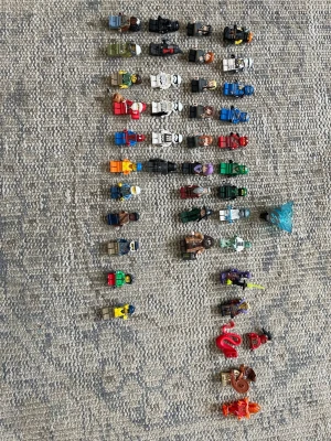 Lego figurer - Säljer LEGO-minifigurer från Ninjago, Star Wars, Harry Potter och lite blandat. Säljs endast som ett paket – jag säljer inte enskilda figurer.  Priset kan diskuteras, men inga skambud. Jag vet ungefär vad de är värda, så oseriösa bud besvaras inte. Är annonsen kvar så finns de kvar. Det saknas enstaka par till vissa gubbar, hör av dig för bättre bilder!