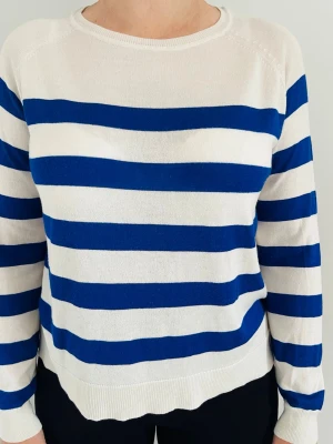 Zara tröja S - beige, blå - En tunn, långärmad tröja från Zara i beige- och blårandigt mönster. Tröjan är i mycket bra skick och det finns inga tydliga tecken på användning. Storlek S med avslappnad passform. Tröjan är gjord i viskos och akryl.