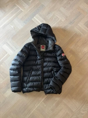 Colmar jacka - Dunjacka från colmar i storlek 14Y/166cm (motsvarar XS). Jackan är i fint skick men har en slitning i yttertyget på ena ärmen (inget dun läcker ut).🩷