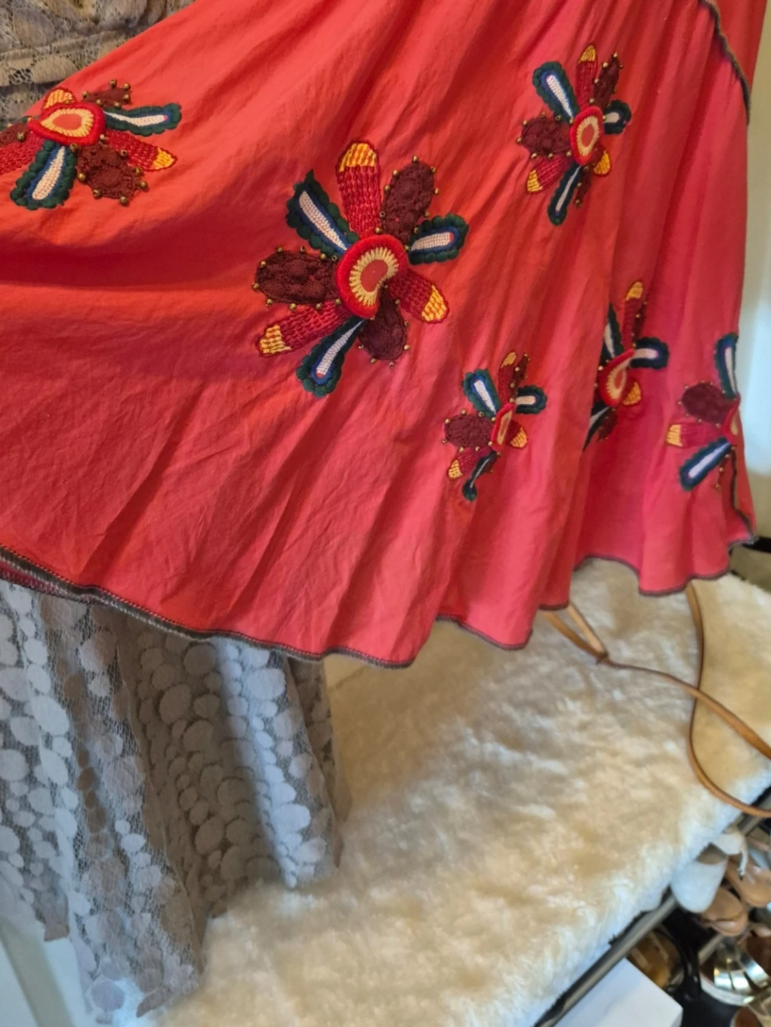 Röd klänning med broderi från Desigual - 3