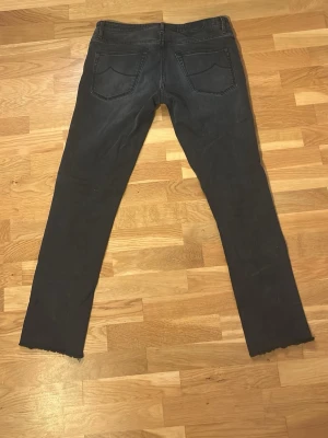 Svarta Jacob Cohen jeans - Svarta jeans från Jacob Cohën i klassisk femficksmodell. Snygga detaljer och exklusiv känsla, tillverkade i ett mjukt bomullstyg med stretch. Perfekta för dig som gillar stilrena svarta jeans.