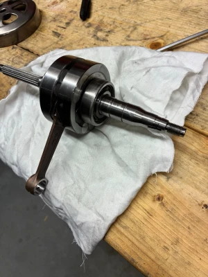 86TPR vev 44mm - Jag säljer nu min vev som suttit på en aerox. Den är gjord för 86tpr cylindern. Veven är i väldigt bra skick, inga skador eller liknande. Nållager finns ej, däremot sitter vevlagrena på. Allt snurrar bra, lager och vevstaken. Nypris på twostroke 2500, säljer för halva priset då jag behöver bli av med saker som bara ligger och tar plats då jag bygger nytt.