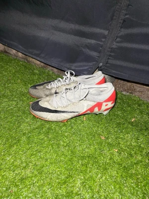 Nike fotbollsskor pro  - Ett använda par fotbollsskor i pro model av Nike storlek 43 