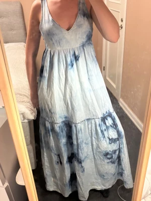 536 Dream Demin Dress Odd Molly - Superfin och somrig långklänning, vintage från  Molly😊🌸 Använd endast ett fåtal gånger, utan några skador. (Dragkedjan kan vara lite trög men inte mycket). Deminfärg i både ljus och mörkblått som sitter figurnära på överkroppen med volang nedtill. Klänningen är i S men funkar för M också!