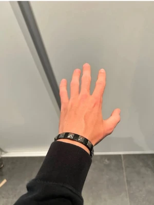 Valentino armband  - Säljer detta armband som ska likna märket valentino, perfekt till sommaren och matchar till allt.