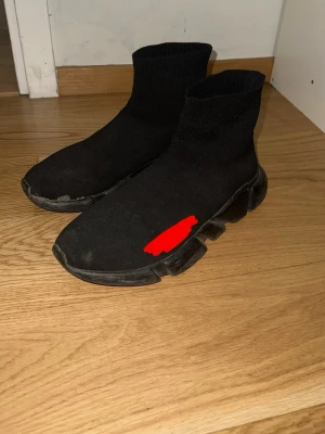 Snygga svarta sneakers  - Snygga svarta skor i storlek 44 men som passar storlek 43 också. Skorna är rätt så smutsiga men går att tvättas väldigt enkelt och snabbt.