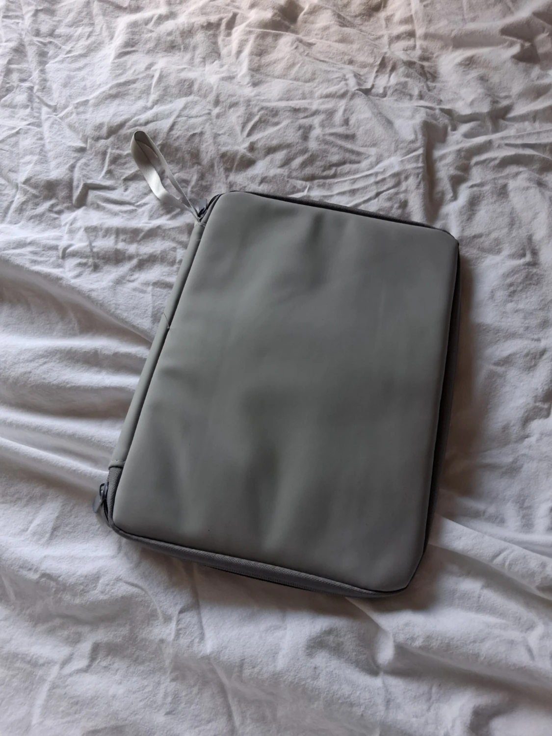 Ljusgrå laptopväska med dragkedja