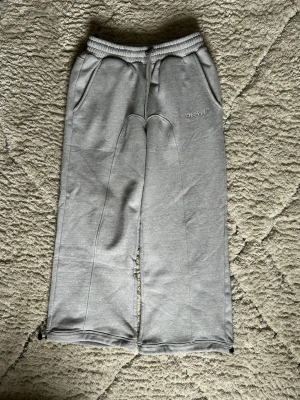 Suspect Studios V1 Joggers | Large - Säljer ett par Suspect Studios gråa joggers. Storleken är L men längd mässigt är det något mellan medium och large, personligen som 192cm lång tycker jag att dessa är lite korta men annars sitter de bra. Knappt använda