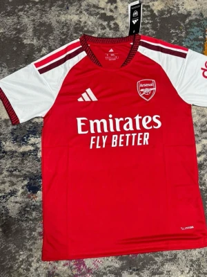Arsenal hemmatröja 26/27 - Snygg och helt ny Arsenal tröja, hör av er om ni har frågor!