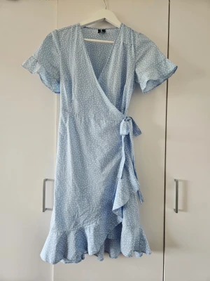 Ljusblå omlottklänning med prickar - Söt ljusblå omlottklänning med vita prickar från Vero Moda. Storlek XS Fint skick💞