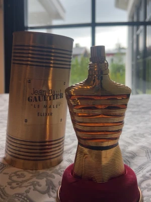 Jean Paul Gaultier Le Male Elixir - Jean Paul Gaultier Le Male Elixir är en parfym i en ikonisk flaska formad som en manlig torso i guldigt material. Kommer med en lyxig guldfärgad metallburk. Perfekt för dig som gillar unika och snygga flaskor.