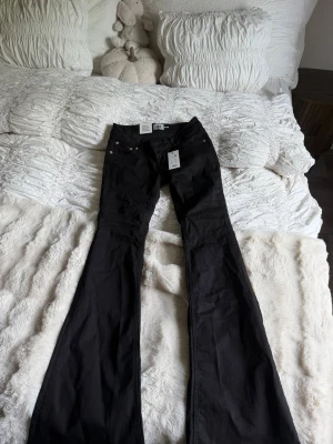 Svarta utsvängda jeans från 157 - Säljer ett par svarta jeans från lager 157 med utsvängda ben. Storlek s full length. Helt nya med lappen kvar.🥰
