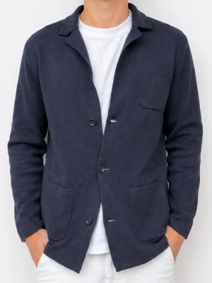 John Henric Stickad Overshirt/Kavaj – Marinblå - Säljer en stilren stickad overshirt/kavaj från John Henric i mörk marinblå färg. Storlek S och i fint begagnat skick.  Perfekt om du vill ha en mer uppklädd look utan att det känns stelt. Den mjuka stickade kvaliteten gör den bekväm att bära, samtidigt som den passar lika bra över en t-shirt som en skjorta. Tre knappar framtill samt tre praktiska fickor.  Passar utmärkt till både chinos, jeans och kostymbyxor – perfekt för vardag, kontoret eller middagar.  Hör gärna av dig vid frågor eller om du
