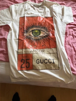 Äkta Vit Gucci t-shirt - Säljer en helt ny samt äkta vit t-shirt från Gucci som jag har haft i snart 3 år(aldrig använd). Den finns inte och köpa längre på hemsidan och jag köpte den från Nederländerna, Amsterdam i butik. Skannar man qr koden kommer man direkt till Gucci hemsida, det är bara att be om video! Den är väldigt unik och få kopior av den. Köpt för 6000 kronor(599euro). Pris kan diskuteras och vid frågor är det bara att höra av sig! Storlek XL men PASSAR bättre för M samt L. Jag har M (183 cm) passar perfekt.