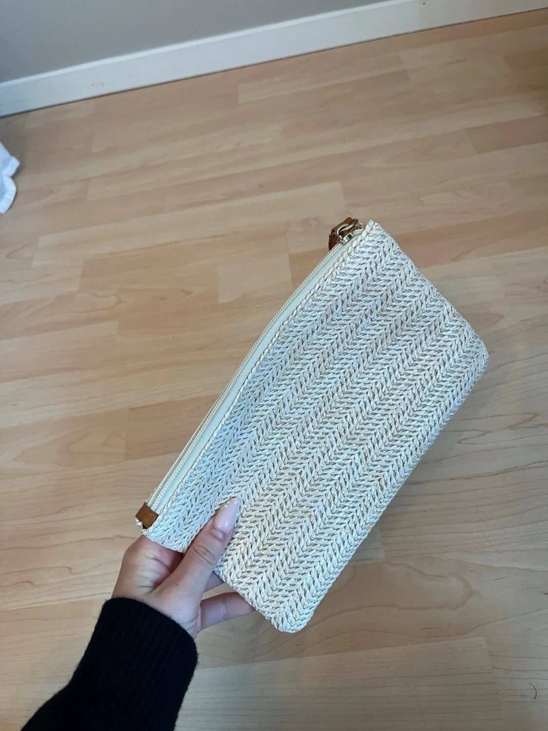 Beige kuvertväska i flätad look - 1