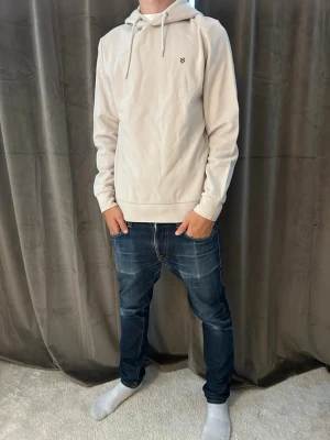 Jack & Jones Hoodie - Säljer denna enormt fina hoodien från Jack & Jones som är i ett mycket bra skick och passar bra att använda nu under sommaren.                                                         Modellen är 181cm lång och väger 71kg