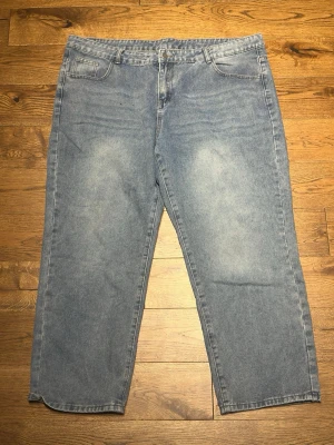 Ljusblå raka jeans - Ljusblå jeans med rak passform och klassisk femficksdesign. Jeansen har en avslappnad look med diskreta slitningar på framsidan och baksidan. Tillverkade i denim med en mjuk tvättad finish som ger en vintagekänsla.