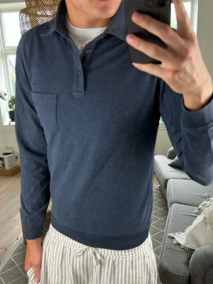 Grå pikétröja  - Snygg grå långärmad pikétröja. Trendig och simpel! Mått: A:48 B:42 C:40 D:62(cm)   Skriv vid fundering😇✌️