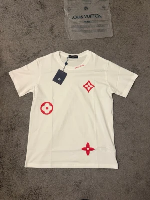 LV T-shirt - Louis Vuitton tshirt helt ny skick 10/10 storlek S men passar oxå på Xs