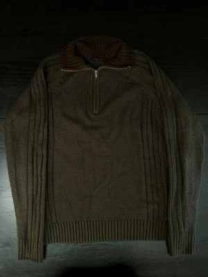Quarterzip - Brun Quarterzip från new roads i storlek M, mått finns i bilder