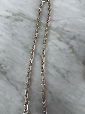 Silver kedja - riktigt snyggt silver halsband, köpt på guldfynd rostfritt stål. använd ett tag lite sliten men inget som märks annars riktigt bra skick.