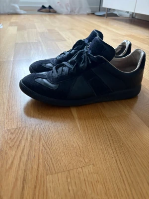 Maison Margiela Gats  - Mörkblåa maison margiela gats i storlek 42, kan mötas upp, billiga priset beror på skavanken på högra skon på sista bilden 
