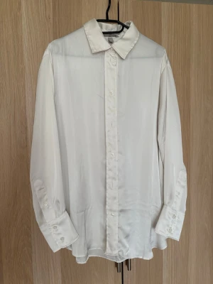 Vit skjorta från H&M - Jättefin, klassisk vit/crémefärgad långärmad skjorta från H&M i storlek M. Relativt stor i storleken, så passar absolut en L. Den är helt oanvänd och i nyskick. 