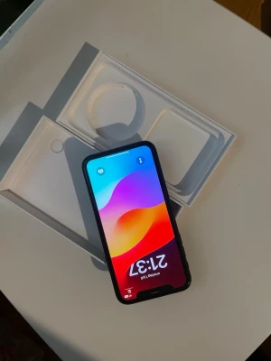 iPhone XR med 64 GB lagringsutrymme. Telefonen har en batterikapacitet på 83%. - iPhone XR med 64 GB lagringsutrymme. Telefonen har en batterikapacitet på 83%.