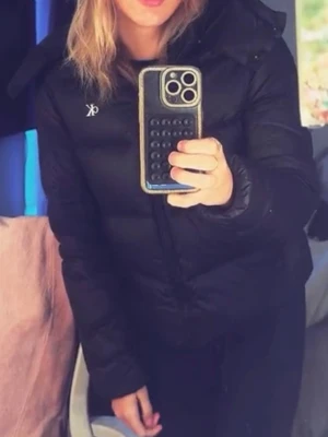 Calvin Klein Jacka - Svart pufferjacka från Calvin Klein. Har ett märke vid ena armen, se sista bild. Om du har några funderingar eller vill ha bättre bilder så är det bara att skriva🥰